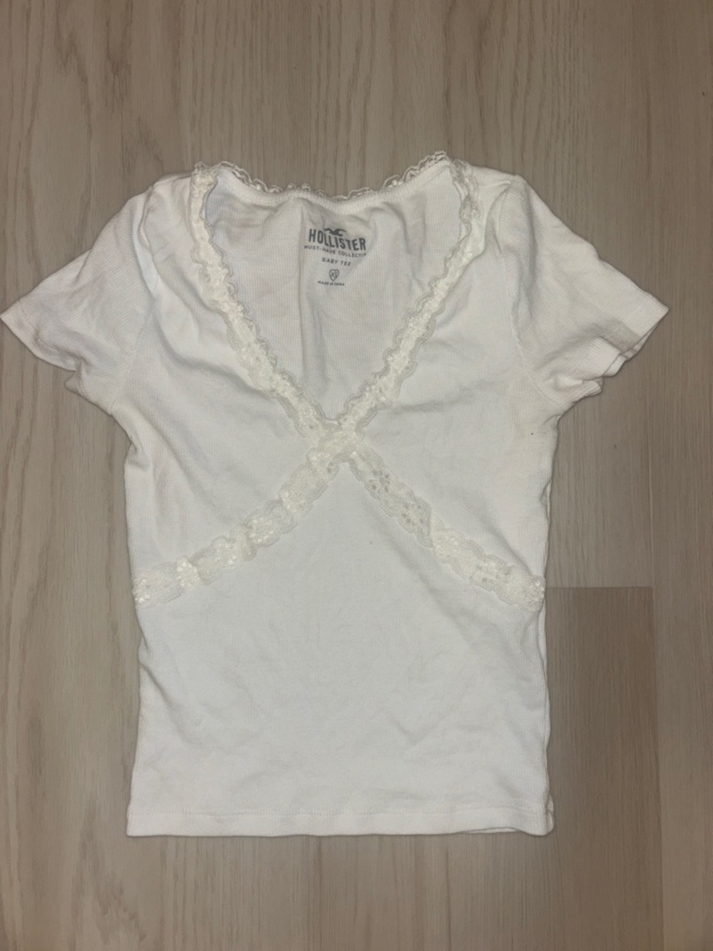 Hollister White Lace-Trim Ribbed V-Neck Short Sleeve Top